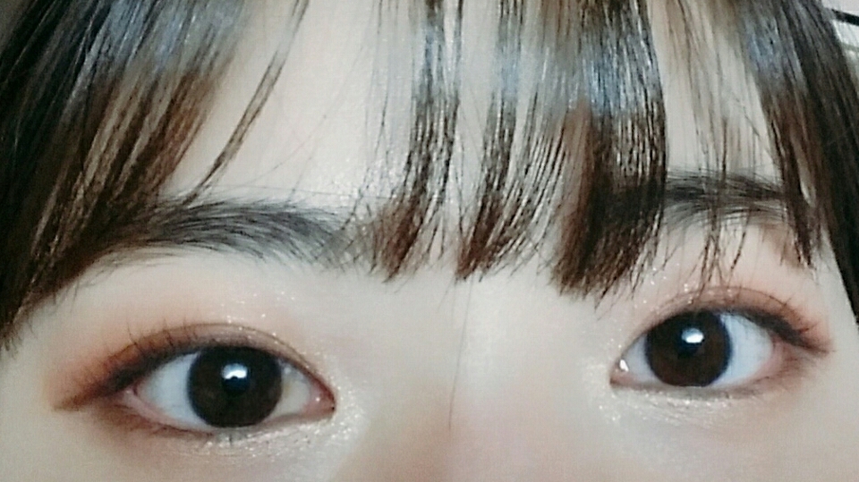 아이라인없이 4번 다크브라운으로 꼬리를 그려줬구요..마스카라도 일부러 안해서 그런지 눈이 굉장히 허전해보여요ㅋㅋ 그래도 오로지 섀도우 색감만 보여드리고 싶어서 섀도우만 활용했어요!!^^