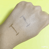 제품은 이렇게 자연스럽게 광이 도는 편이에요.

과한 광, 오일 광이 아닌 딱 예쁜 자연스러운 광이 돕니다.
실제 바를 때도 촉촉하게 발리는 편이었고요.