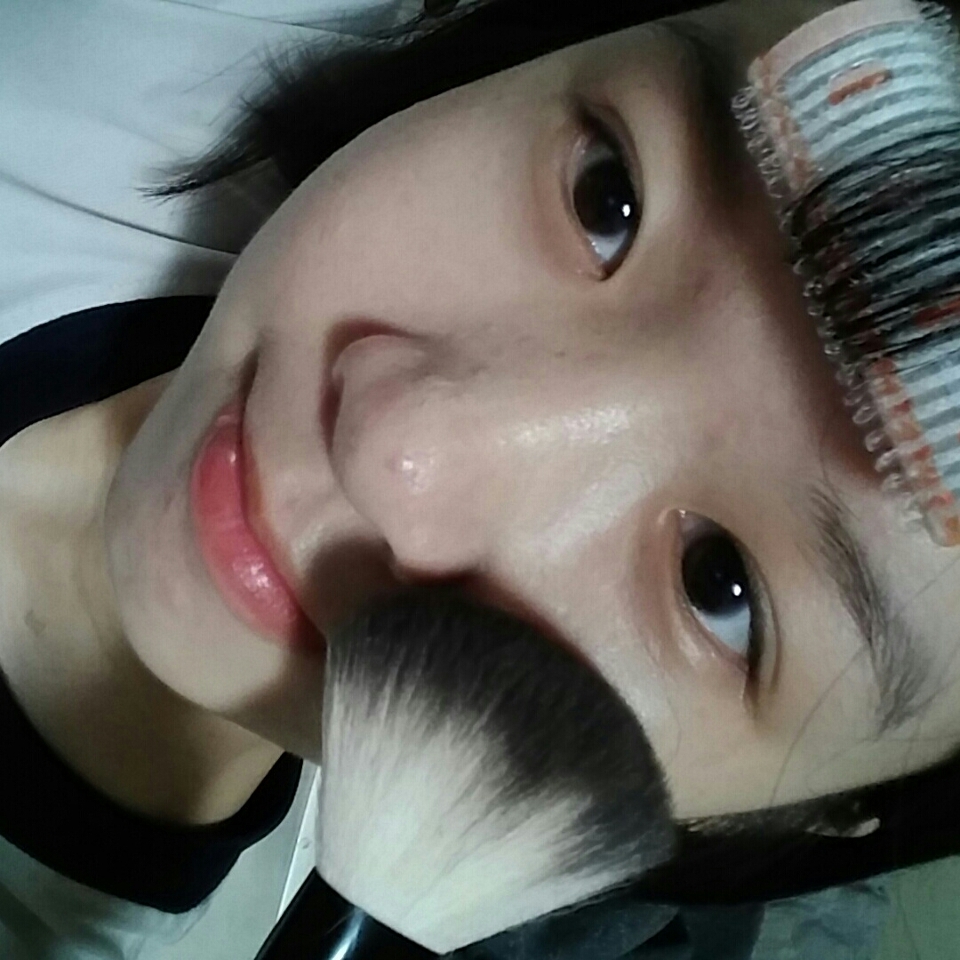 베이스메이크업이 밀리지 않도록 브러쉬를 그대로 눕혀서 톡톡톡두드려가며 피우더 처리를 해줄께용
이때 머리카락이 달라붙지않도록 외각에 더 강하게 해주면 덜 붙습니당👍