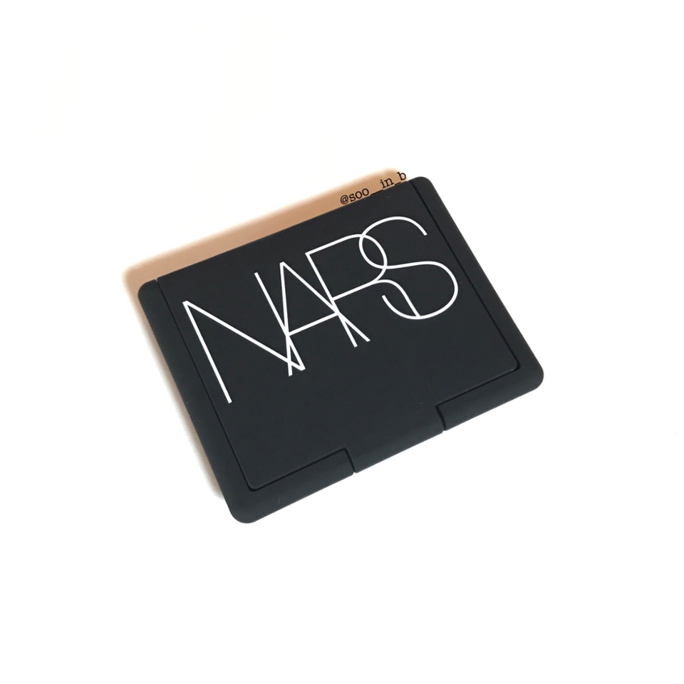 본품입니다 !

무광 블랙 케이스에 NARS 라고 딱 적혀있어요
이게 진짜 무심한듯 예쁜 케이스라고 해야할거 같네요♥️