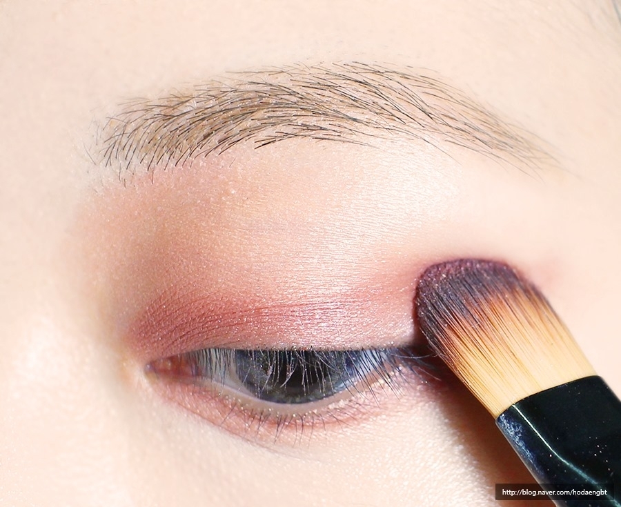 버건디 빛이 도는 조금 진한 아이섀도우를 쌍꺼풀 라인에 발라주시고 눈꼬리쪽은 치켜 올라가게 발색해주세요
사용제품 : #시세이도 인터그레이트


