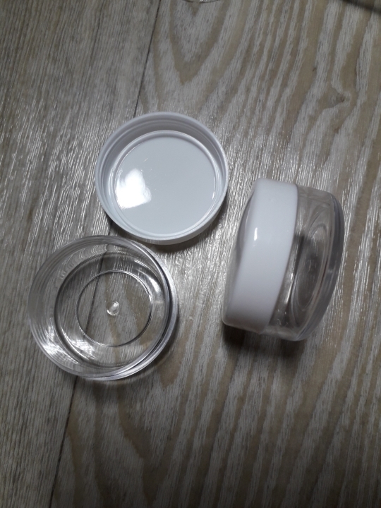크림케이스! 두개나 들어있어요 수분크림이나 클렌징폼 담아가면 좋겠네용