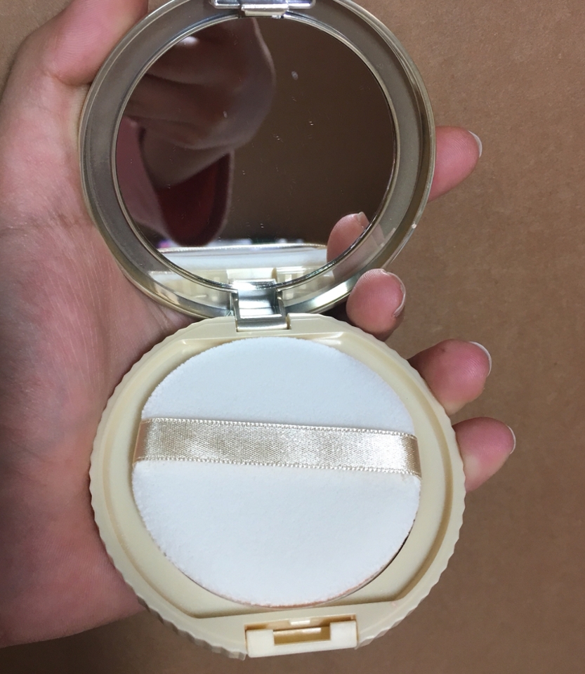 안에는 거울도있어서 수정용으로 가지고다니기 편리할갓같아요