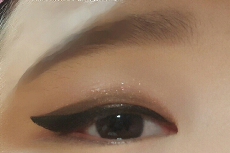 검정색 아이라인으로 한번 더 라인을 잡아주어 선명한 눈매를 만들어줘요