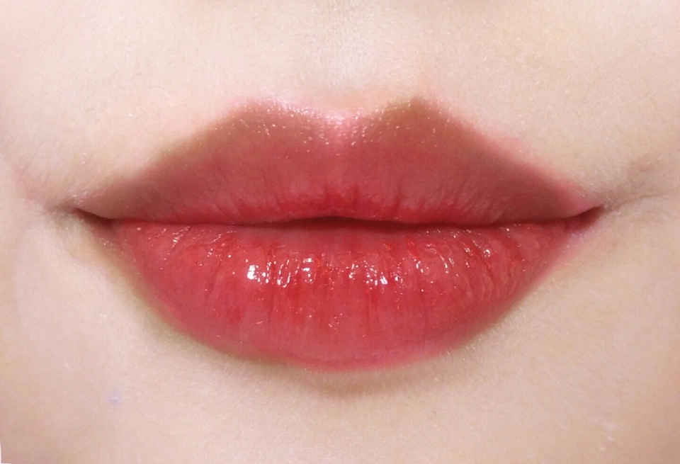  드디어 발색 사진입니다! 손에 발색한 것과는 많이 다르죠? 저게 실제 색감입니다. 약간 붉은 빛을 띠는 오렌지코랄 정도가 되겠네요. 저기서 시간이 더 지나면 그냥 다홍색 정도로 진해져요. 그것까지 참고해주세요. 오늘은 점수를 주기가 좀 그런 것 같은데 그래도 점수를 매기자면 10점 만점에 5점입니다.(개인적 의견) 물론 취향 차이에 따라 달라질 수도 있겠지만 저에게는 5점 정도라는 거죠!

 그럼 자세한 장단점은 밑에 참고해주세요. 안녕:)