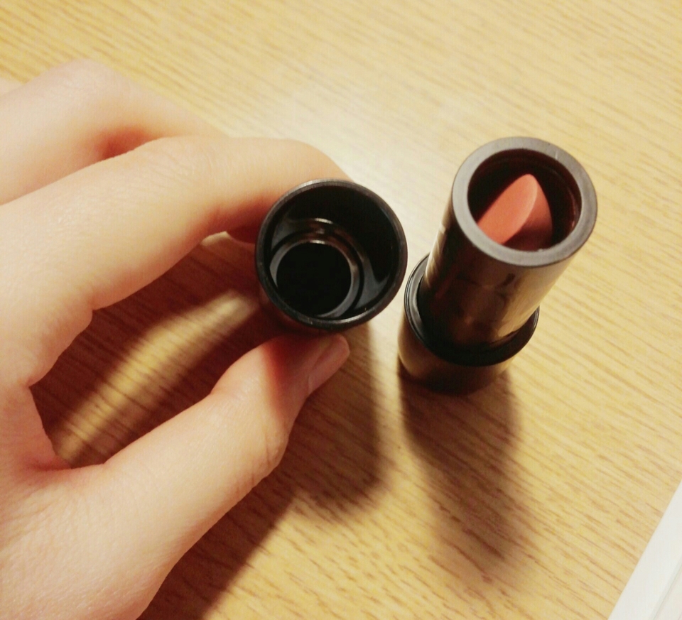 안에 동그랗게 자석이 붙어있어 딸각, 딸각 닫기는 느낌이 너무 좋고요! 안정적이어서 더 좋아요♡
