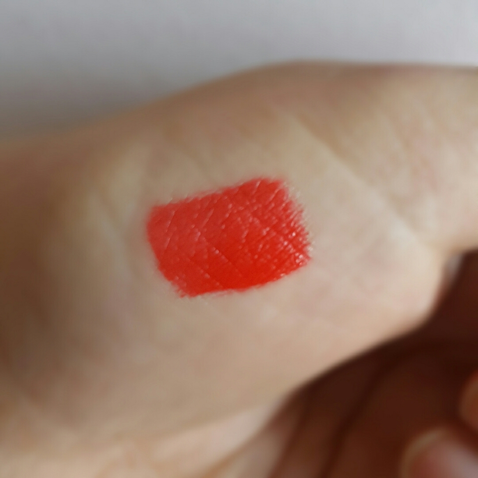 손바닥에발색 해보았습니다 
손목보다는 손바닥에발색해야 
실제 발색과 비슷하다고 하더라구요~