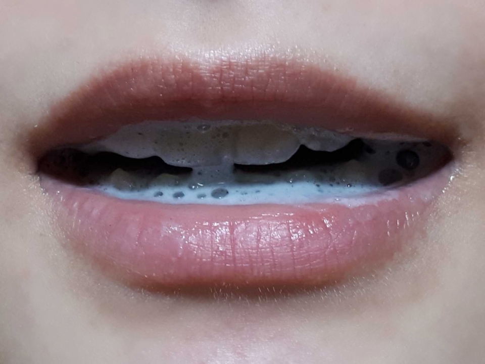 차차 치약으로 이를 닦는 중에 찍은 사진입니다🤩 거품은 생각보다 흰색에 가까운 회색이었고 화한 청량감이 있어서 구취제거에도 효과적이예요