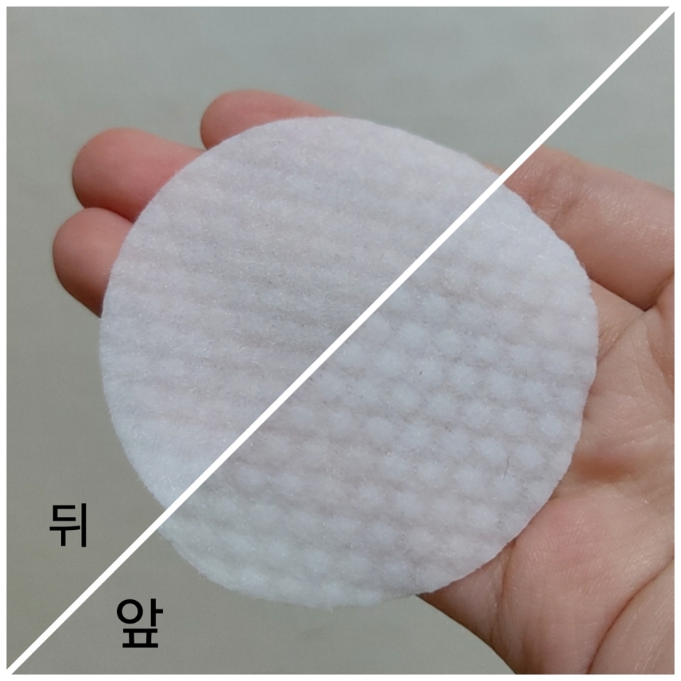 이 제품은 일반 패드 면들로 이루어져 있어요
앞에는 오돌토돌한 엠보싱면, 뒤에는 일반 순면 입니다😶
엠보싱면으로 피부 전체를 닦아주고 순면으로 피부에 수분을 채워주면 됩니다!
하지만 자극이 없는 건 아니라서 전 목욕 후에 가끔씩 사용해주고 있는 제품이에요
모공 수축 효과는 조금? 있었던 것 같아요 (개인차 있음)
자세한 리뷰는 다음장을 확인해주세요❗
