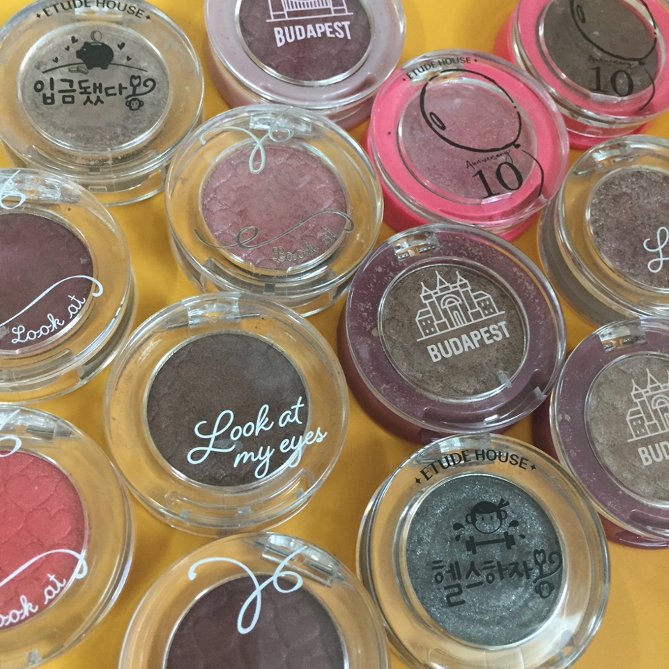 오늘 소개시켜드릴 13가지 섀도우들!! 
사용감이 엄청나죠 다들 .. 수줍네요.😳
저는 로드샵 중 에뛰드 섀도우를 가장 좋아한답니다💕
펄 섀도우는 예전에 비해 펄 날아감이 적어졌어요! 
