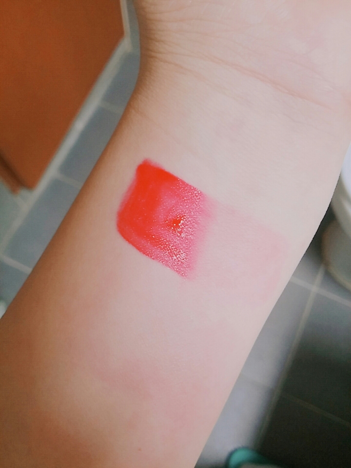 1분쯤후에 물티슈로 한번 쓱~닦아 봤는데 깨끗이 닦이네요😂😂 착색력은 별로인걸로... 조금 아쉽네요ㅜㅜ
