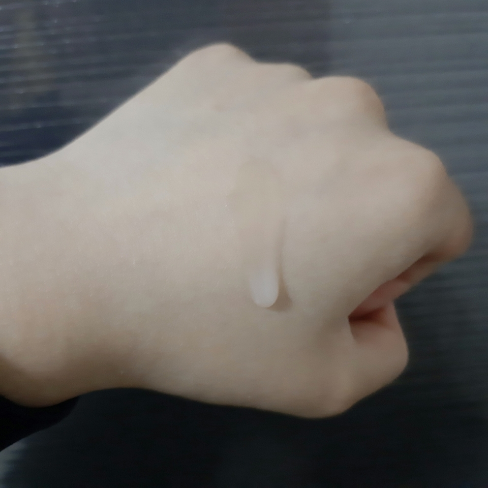 제형은 이런데 실제로 보시면 이렇게 흐르지 않고 천천히 흐릅니다!! 원래 동영상이 있었는데 안 올려지네욤;;