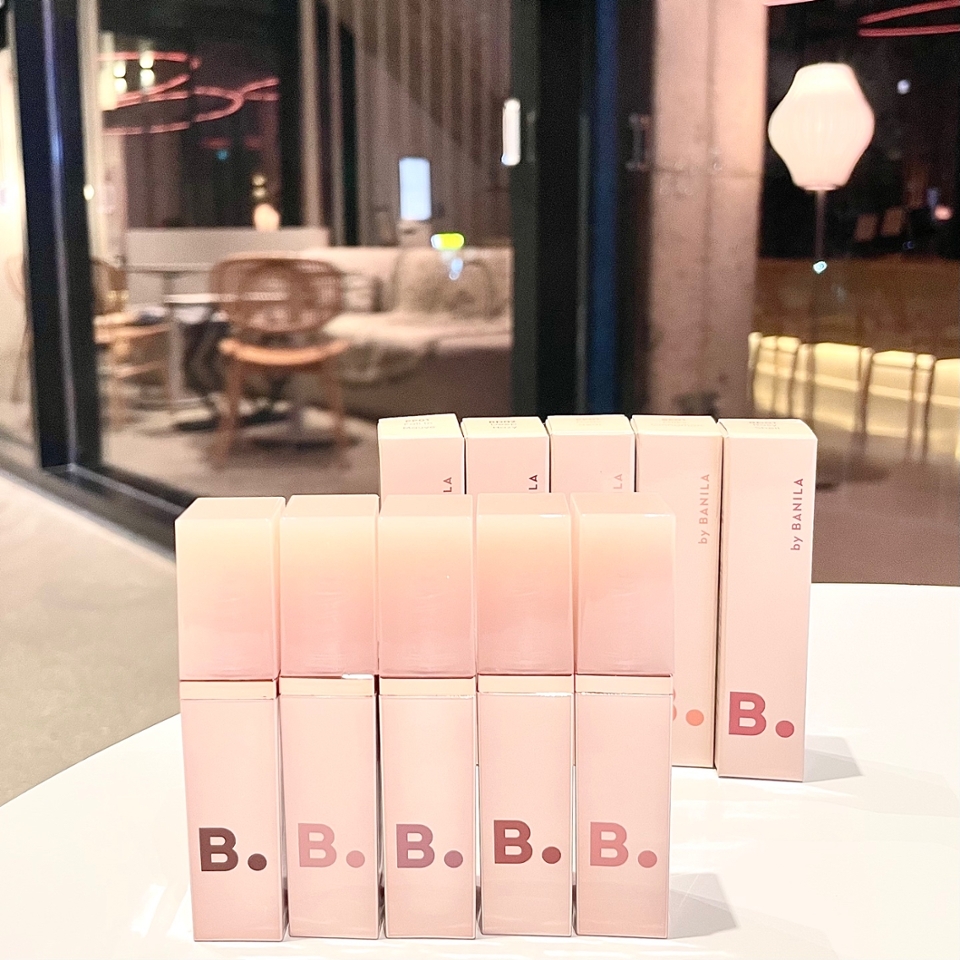 안녕하세요 윤공아 입니다! 오늘 리뷰할 제품은 제가 바닐라코를 좋아하는 이유 중 하나인 다른 브랜드에 없는 독보적인 바닐라코의 컬러가 너무 좋기 때문인데!

​립장인들이 만난 바닐라코x소봉님이 콜라보한 제품!!
#제품제공 #2022F/W #글로우베일틴트 전색상 리뷰를 해볼게요💓

패키지부터 저의 마음을 저격한템이랍니다 진심 누디하면서도 뮤트 틴트라는거 티를 내는건지 너무 예뻤어요 
