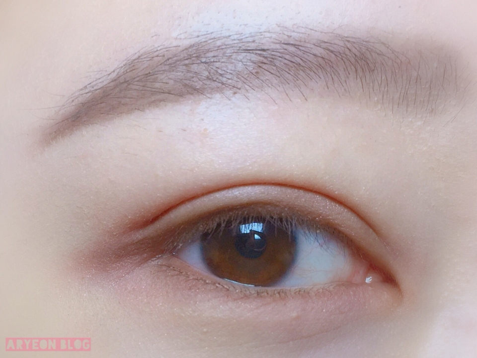 코지베이지의 테디베어 색상을 아이라인을 그리는 라인에 그리고 삼각존까지 채워줍니다ㅏ