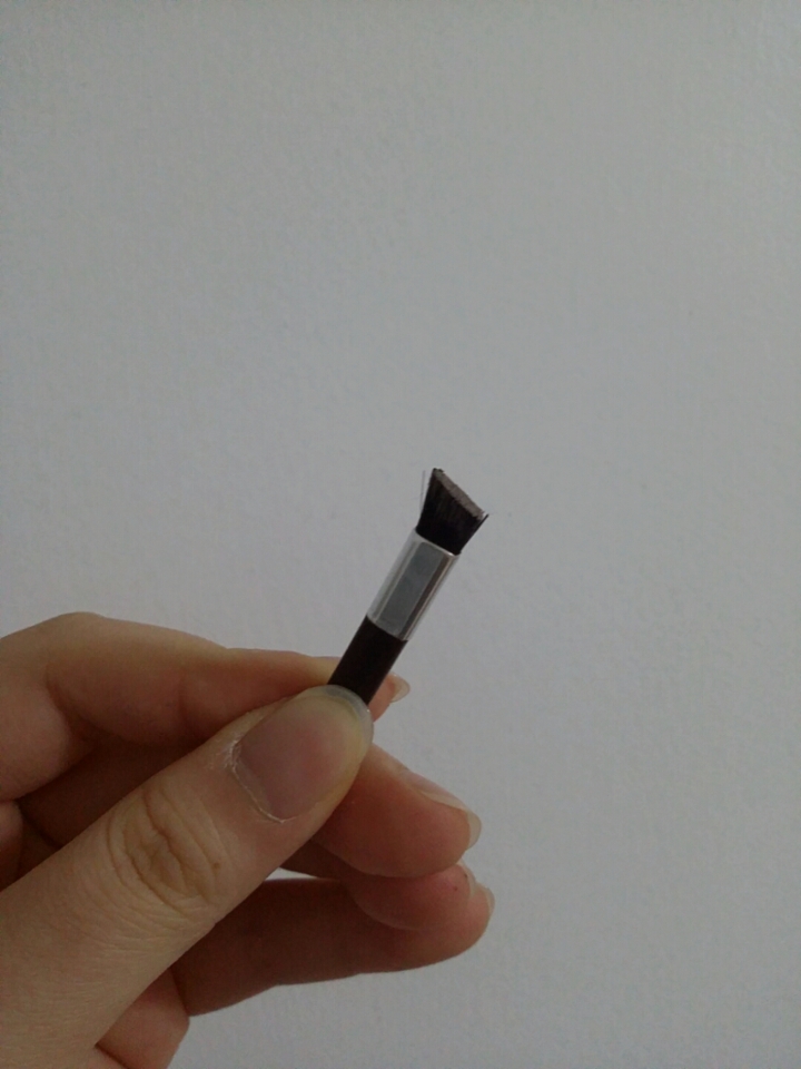 내장 브러쉬인데요, 솔직히 말하면 똥템입니다...
따로 아이브로우 브러쉬 사시는 걸 추천해드릴게요. 8ㅅ8