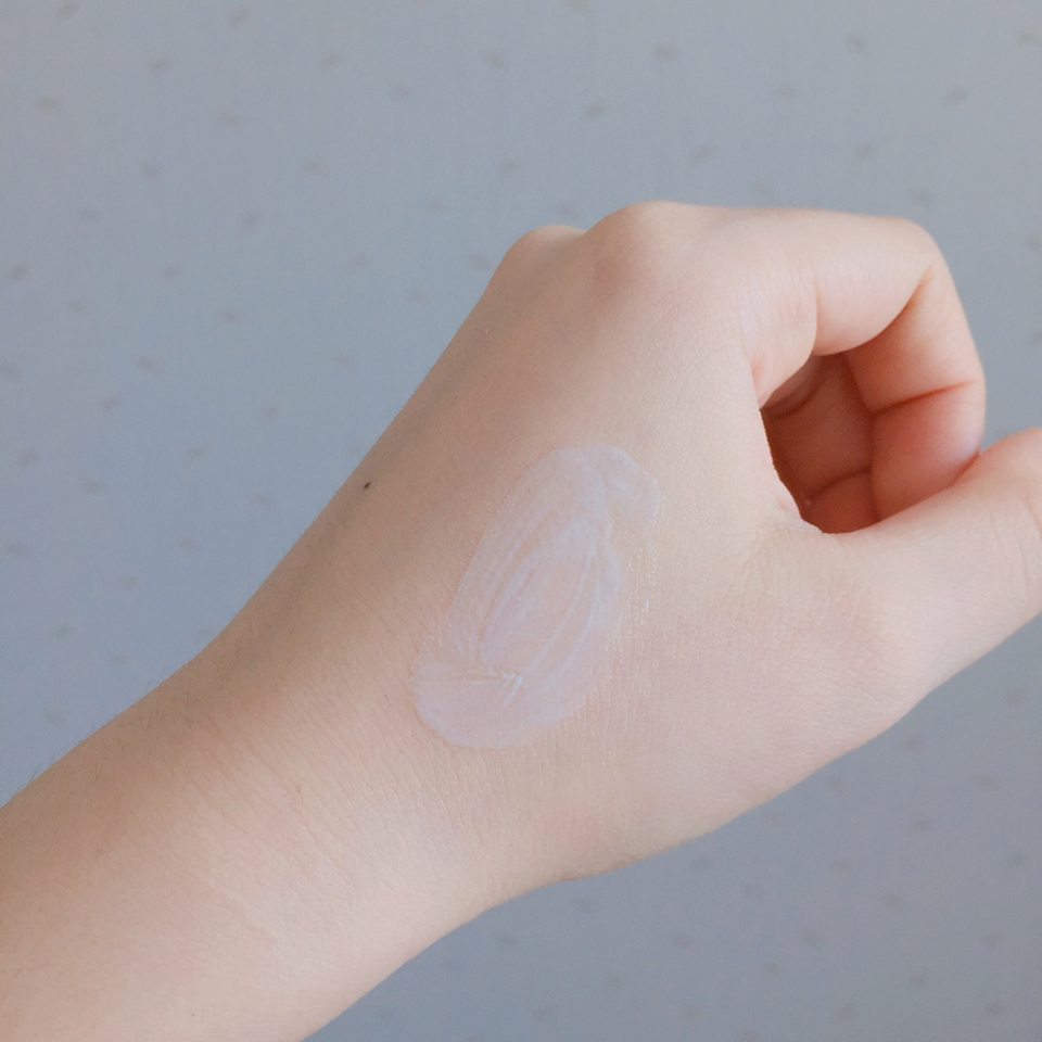 쓱쓱 해주었어요! 

하얀색 크림이 진정효과를,,,!!!!! ✨ 아침이 일어나면 많이 붉은기가 덜하더라구용 !
저는 잘 때 피지오겔 크림과 페어아크네 크림을 같이 발라주고 자는편예요 ! 그다음날 진정효과가 ~
