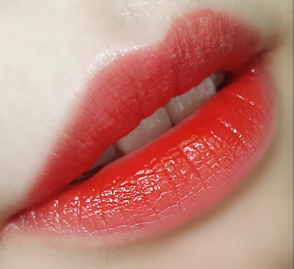 입술에 연하게 그라데이션 넣어서 발색해봤어요~
색 이쁘죠~ ♡.♡
왼전 잘샀어~ 연발했답니다ㅋㅋㅋ
색도 이쁘지만 오일틴트여서 그런지 
굉장히 촉촉해요 ~
그러나 너무 안쪽에 바르시면 이에 묻어요ㅜ
(이에서 피가 나는줄ㅜ^ㅜ...)