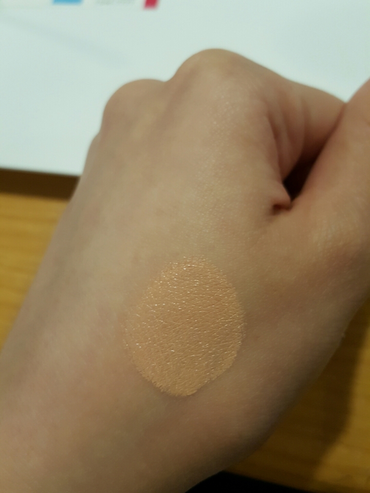 이건 발림성 보여드리려구 지금 찍은건데 잘 안 담기네요ㅠ.ㅠ
정말 기대 안했는데 아주 가볍게! 아주 촉촉하게! 매끈하게 얇게 발랴요 발림성만으로도 별 5개 주고 싶을 정도에요!