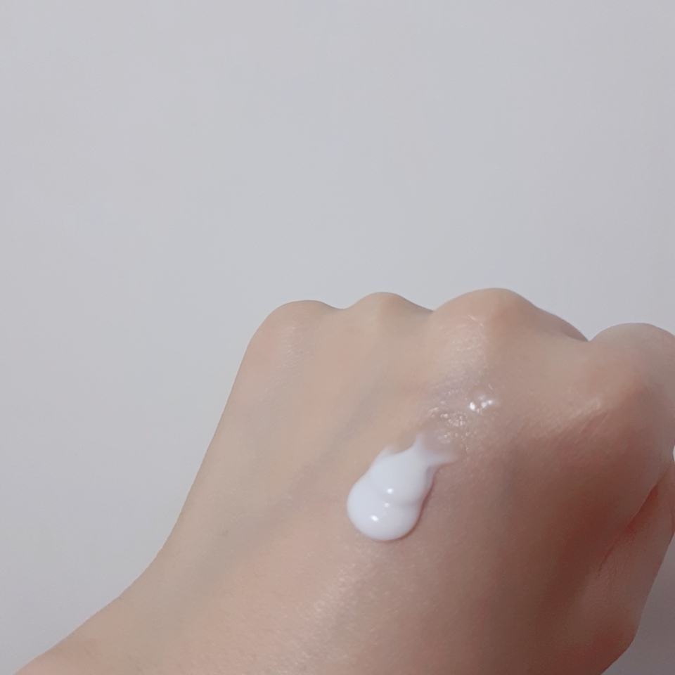 성분은 순한 느낌이구
향이 맡을수록 씁쓸한 향이 나서
제 기준에선 정착할 핸드크림은 아닌것 같아요