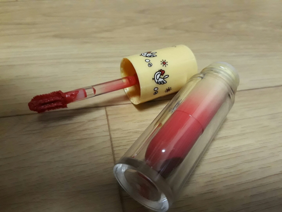 애플리케이션은 두텁고  약간휘어져있어요 입술에착 달라붙는형식은아니지만 이런정도?