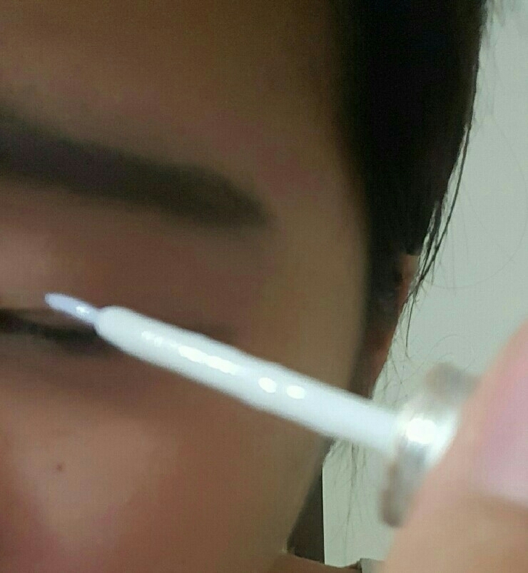 쌍액을 열어 쌍커풀 선에다가 최대한 정확하게 그어주세요 눈끝부분까지 긋지마시고 눈 중간정도에서 조금더간 부분까지 그어주세요 이해가 안가신다면 다음사진을 보시면 됩니다