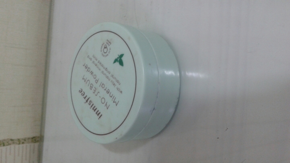 먼저 겉모습입니다!6cm정도로 학생분들이시라면 주머니에넣고 쉬는시간마다 바르기 좋아요
소지하기도 좋구여