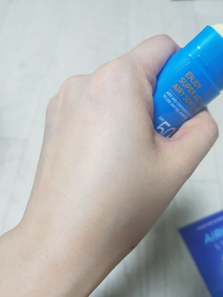 손등에 발라봤어요ㅋㅋ
첨엔 밑에 얼굴사진처럼 기초후에 바르니 약간 번들거리는 듯하나 곧 프라이머 바른것처럼 매끈해요!