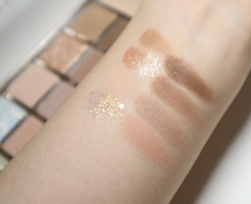 다짜고짜 발색샷부터 ㅜㅜ
왜냐면 진짜 구성이 넘 예뻐서 두번 세번 봐야해요ㅠㅠ

특별할거 없는 느낌인데 그래서 그런지
나도 모르게 매일 화장을 요 제품으로 하고 있다는,,,
펄을 좋아 하지 않아서 요 매트 비중이 많은 섀도우 팔레트가 넘나리 취향에 잘 맞았어요!!!
