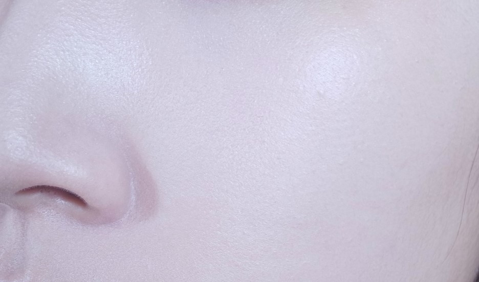 퍼프로 바르기는 뭔가 겁나서
저는 브러쉬로 발라주었어요 ㅎㅎ
진짜 저도 보고 놀랐을만큼 피부 좋아보이게 나온사진..........
