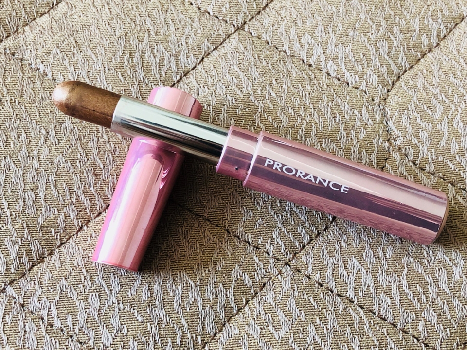 스틱을 돌려주면 섀도우가 나옵니다
크기에 비해 양이 적어보이지만!
고발색으로 적은양만으로 충분히 색감이 나온답니당