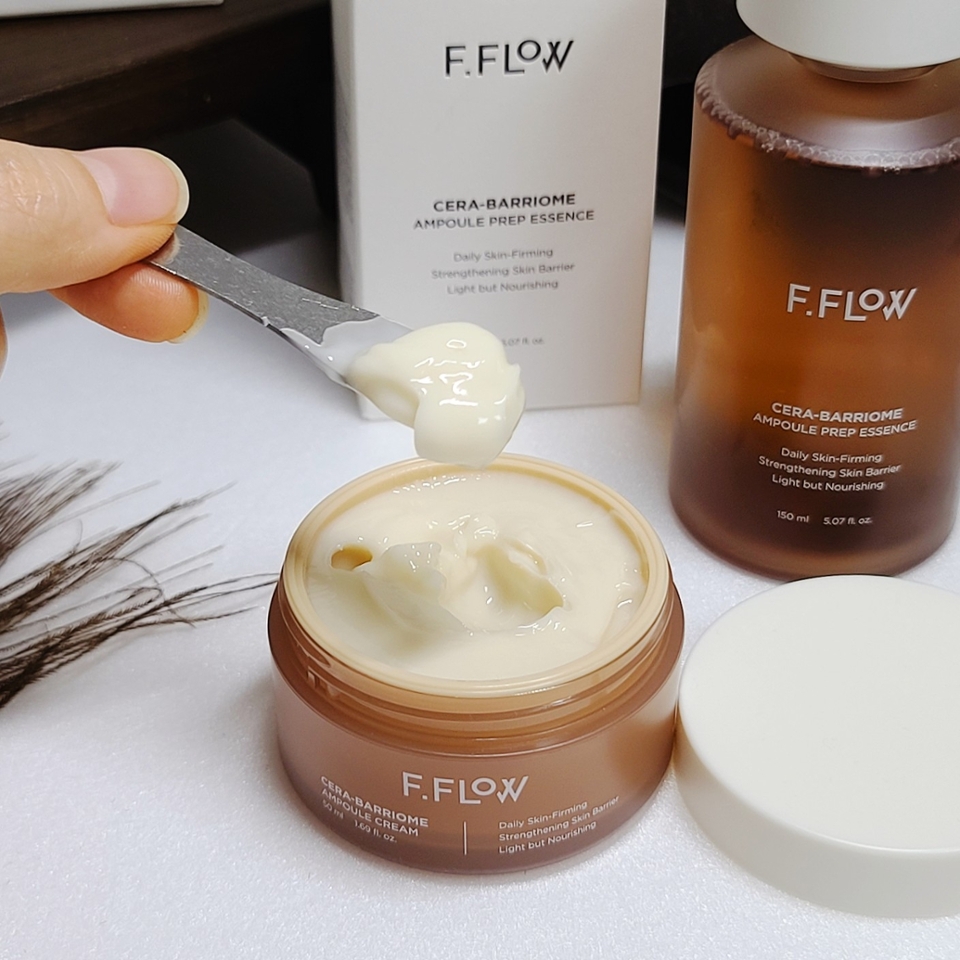 안티에이징 크림 하면 오일리하면서 꾸덕한 제품들만 떠올랐는데, 세라베리옴 앰플 크림은 푸딩처럼 포들포들하니 수분감도 풍부한 편이더라구요

​

유수분중 어느 하나만 튀지 않는 꽉 짜인 균형감이 요 아이의 매력🧡

