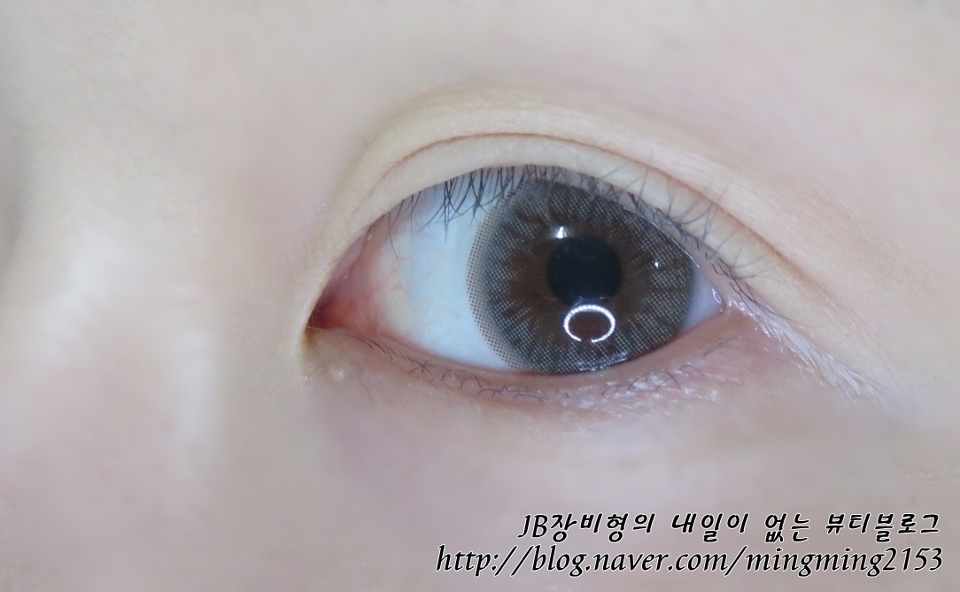 눈 준비해주세요
(Angu junbi)


오렌즈의 신상 스톤베리입니다
이거 진짜 은은하게 그레이로 바꿔줘서 이뻐요
(그레이편애 쩌는듯ㅠ)

