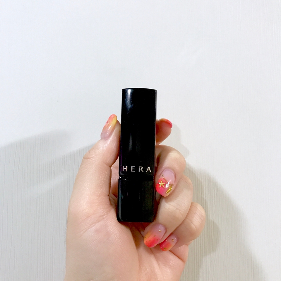 깔끔한 무광 케이스의 헤라 립스틱!

한 손에 딱 들어오는 크기로 파우치에 넣어 다니기 좋아요 : ) 