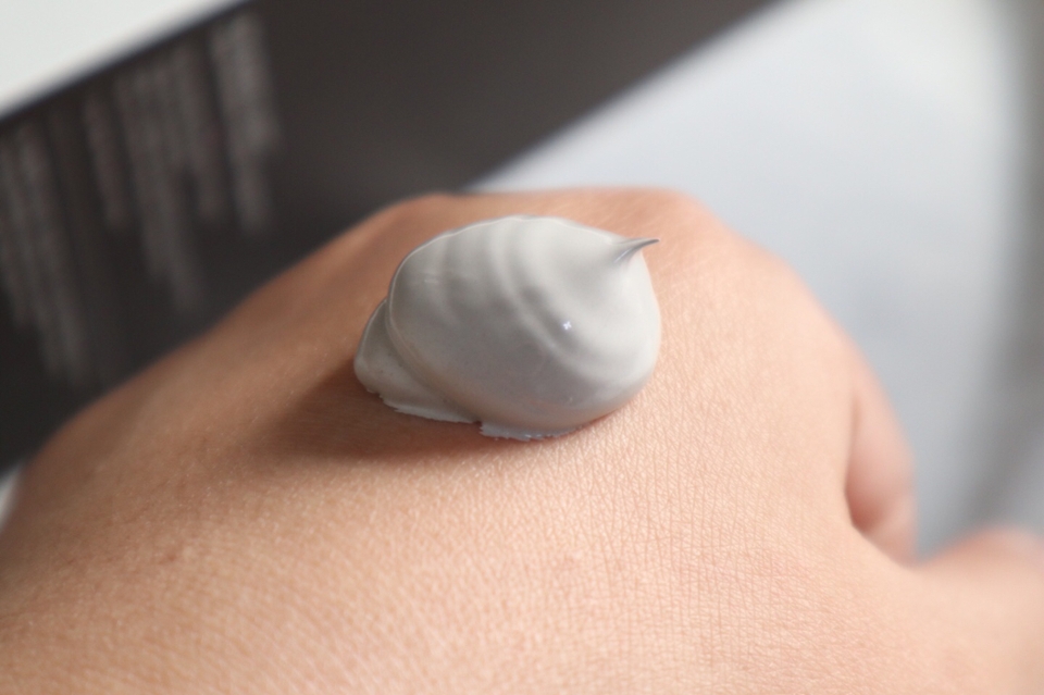 이름에 무스가 들어가서 그런지 진짜 무스 짜듯이 스무스으으~
하게 나오는거 있죠?
모양 넘 긔엽지 않나욬ㅋㅋㅋ