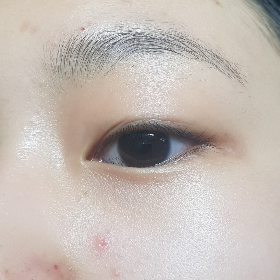 흡수 다 된 후 입니다.
속광 은은하게 비치시는게 보이시나요?

이 제품의 주된 특징인 진정효과는 즉각적이다 보다는 바르고 다음날 되면 피부가 보들해지고 당김이 적어져요!

사용했을 때 느꼈던게 건성 뿐만 아니라 거의 모든 분들이 사용 가능할만한 크림이었어요.