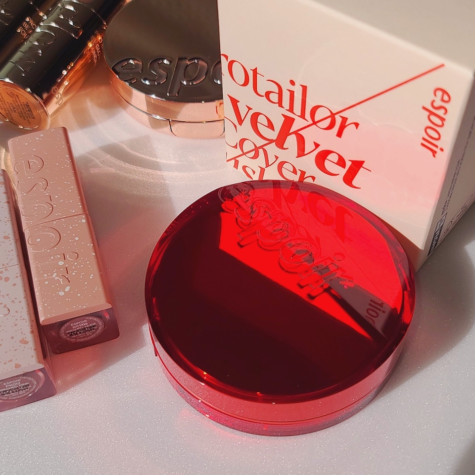 에스쁘아 비벨벳 쿠션은 내 피부처럼 얇지만 커버력은 짱짱해 '반전커버'라고 하더라구요

​

개인적으로도 얇게 착붙+커버력+세미매트 요 세 가지는 베이스를 고를 때 포기할 수 없는 부분이라 비벨벳 쿠션은 만나기 전부터 기대가 컸다는...

​

참고로 비벨벳은 파데와 쿠션 모두 동물성 원료를 배제한 비건 포뮬라!