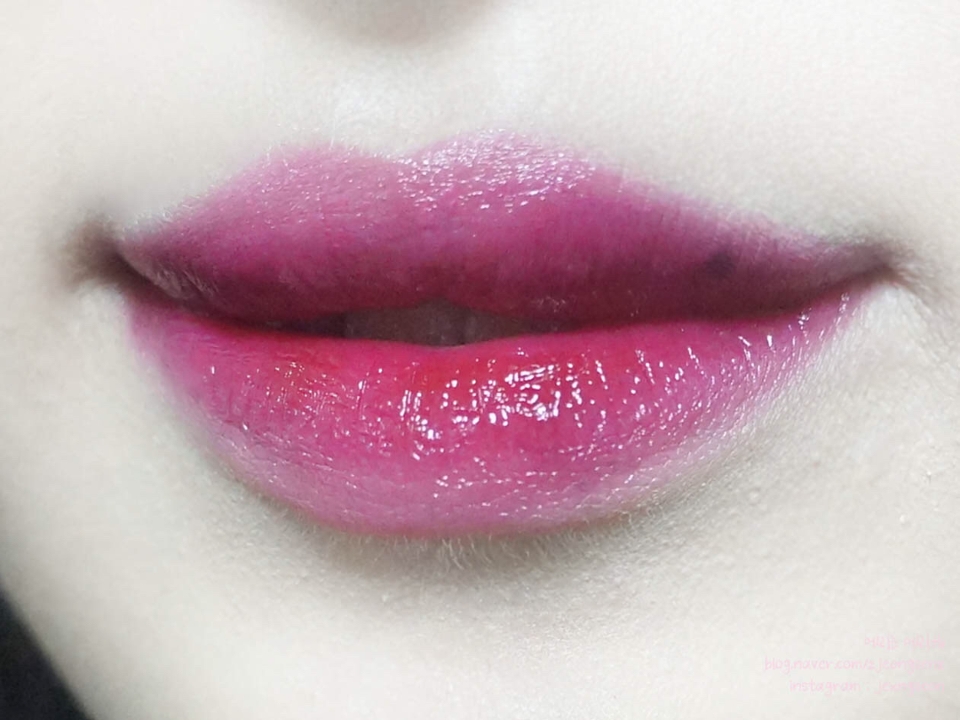 광택이 예쁘죠!
조만간 이 립과 어울리는 커버 메이크업을 올리도록 하겠습니당
겨울이니까 이런 립 하나 장만하쎄요오오오 🍇🍇