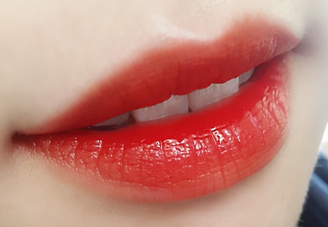 조금 더 진하게 풀로 발라봤어요!
지속력은 여러가지 고려해서 별다섯개중
☆☆☆☆
촉촉함은 별 다섯개중 ☆☆☆☆☆만점 !
발색력은 ☆☆☆☆ 정도 인거 같아요~
그럼 여기까지 투명한의 
오일틴트 2호 칵테일 로즈 리뷰였습니다!
감사합니다~