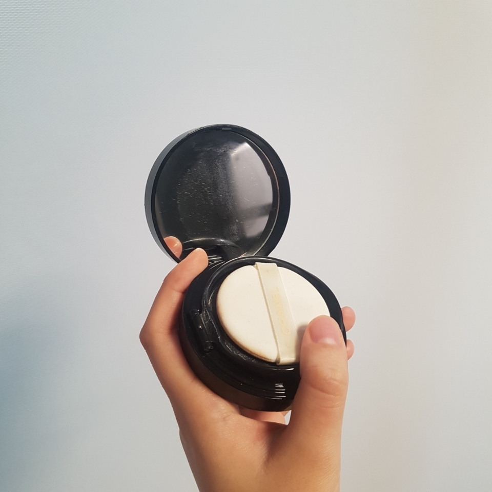 쿠션을 열어보았을 때, 
단점이 확연히 보입니다!

저는 한 6개월 정도 사용한 것 같은데,
#글로우쿠션 이다보니 제형이 상당히 #글로우 하고 #촉촉 합니다ㅠ

그래서 깨~끗하게 쓰기가 힘들어요ㅠㅠ
약간 오일리한 에센스가 함유되어있는지,
거울에 자꾸 에센스가 묻습니다ㅠㅠ 
넘 싫어요ㅠㅠ