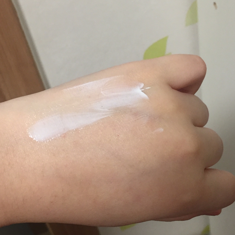 슥슥 진짜 하나도 안 톱톱하고 부드럽게 로션처럼 발리는 제형이라 촉촉하고 피부자극이 안되서 좋았어용