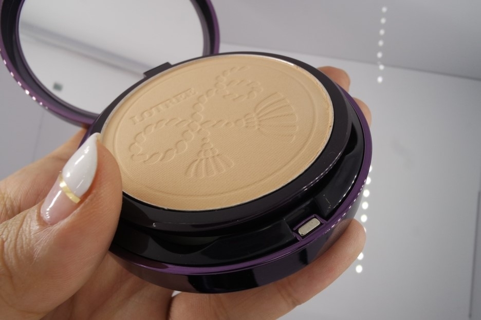 고급스러운 태슬로고가 찍혀있는 파우더!
로트리의 트레이드 마크인 장미향이 나면서도 뭔가 베이비파우더 스러운 느낌도 있는 향!
