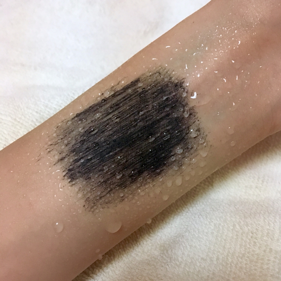 병입구에서 마스카라 액을 덜어낸뒤에 팔목에 넓게 칠했어요! 그리고 분무기로 물을 되게 많이 뿌렸어용 근데 그냥 살이랑은 다르게 물이 송글송글 맺혀있어요! 이 마스카라가 워터프루프라는 증거죠 ㅎㅎ