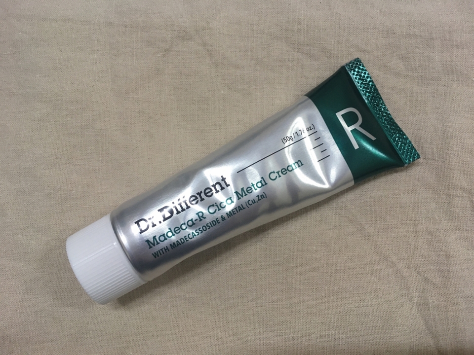 3 step : 진정, 보습에 좋은 기초 발라주기

- 사실, 2번째 단계만 거쳐주셔도 되긴해요. 근데 저는 약간 부분적으로 건조함을 느끼곤 해서 위 단계를 추가한 것이니,, 만약 수분 공급 정도로만 충분하시다면 3번째 단계는 스킵하셔도 돼요!

+ 닥터디퍼런트의 메탈크림을 선택한 이유?
: 시카케어 효과와 피부에 답답을 주지 않는 정도의 보습감을 선사해주기 때문에 선택했어요.