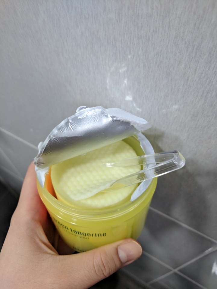 위생적이게 한면 한면 떼어서 쓸 수 있게 집게가 들어있구요! 토너 패드는 이렇게 엠보싱이 되어있어서 각질관리에 매우 용이하답니다