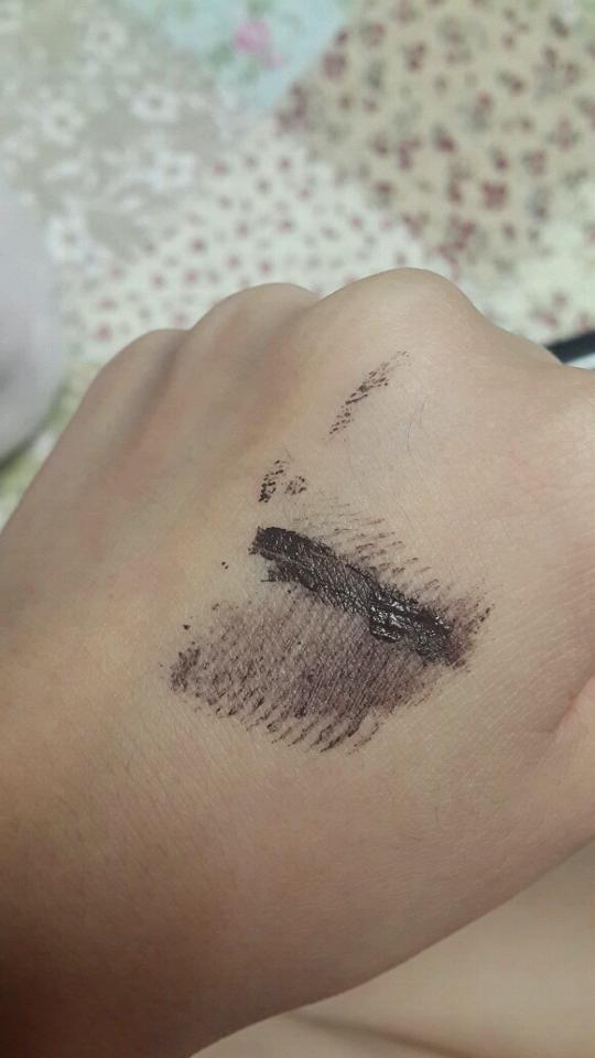 짙은갈색이예요. 그냥 바르면 색이 안보여서 솔을 세워서 찍어서 색깔을 냈어요.미안 ..솔아.. 