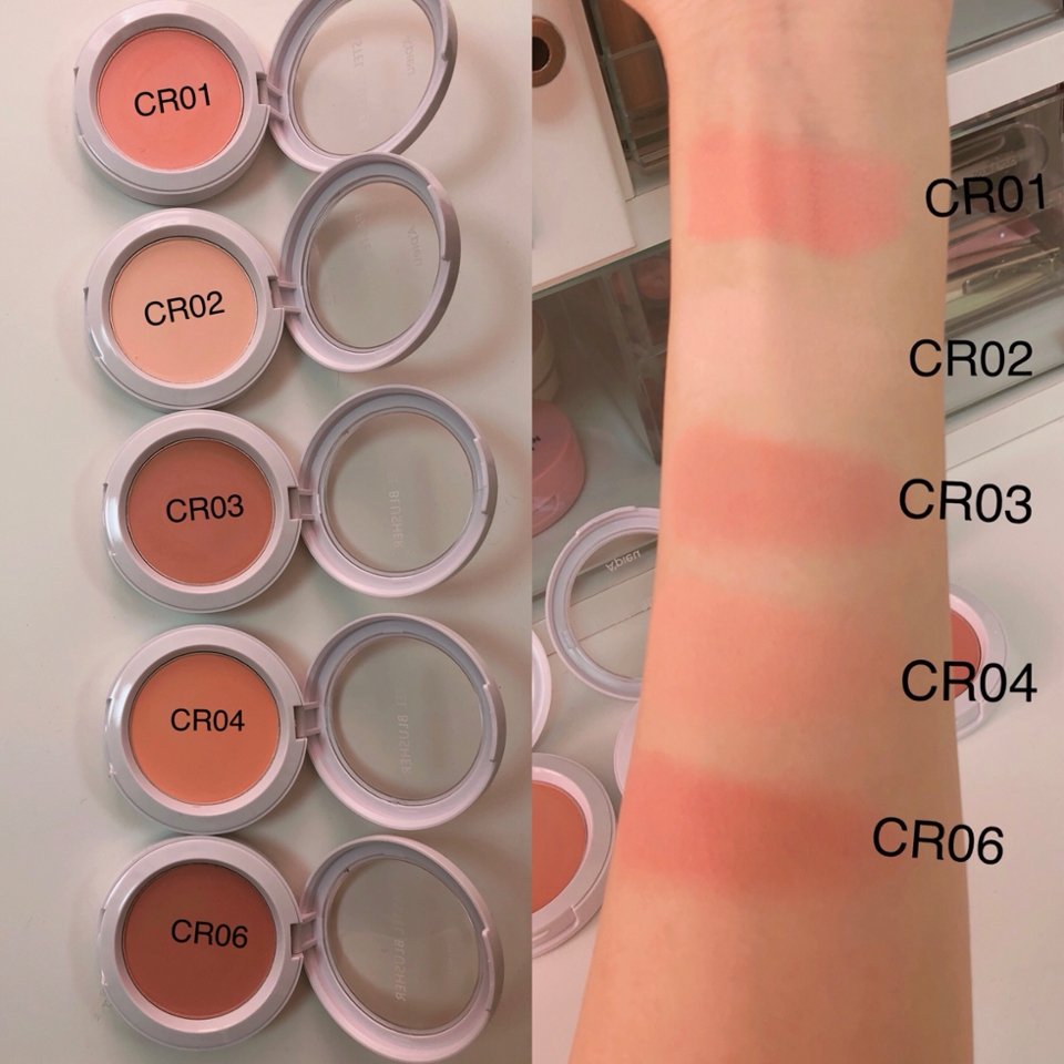 CR로 시작되는 제품들 부터 리뷰해 볼게요.

CR01- 핑크코랄색이에요.
CR02- 코랄색이라기 보다는 살구색에가까워요 볼에       발색했을땐 자연스럽게 티 안나게 발색되어요.
CR03- 약간 오렌지?자몽? 빛이 나는것 같아요.
CR04- 오렌지색에 가까운 코랄색이에요.
CR06- 발색했을때 오렌지 빛도 도는것 같고 살짝 어두운 느낌이 있어요.

