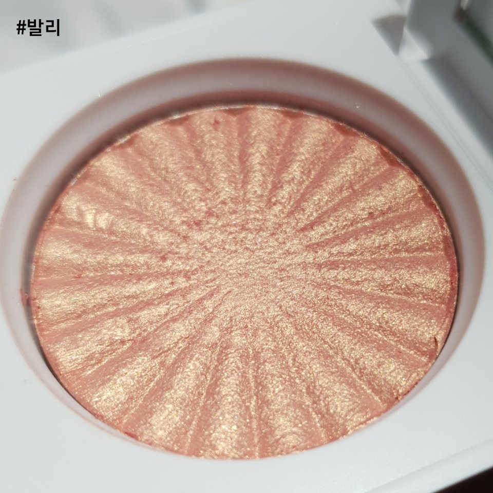 

발리 : 차분한 피치빛 베이스에 쉬머한 골드가 합쳐진 로즈골드빛의 컬러
