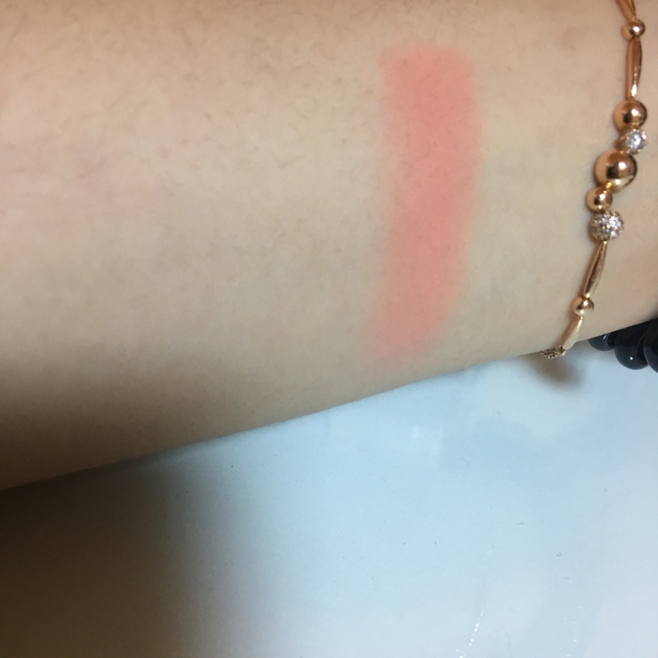 예쁜 코랄레드 이더라구요!!! 
브러쉬로 바르기 보다는 스펀지나
손으로 발라주시는게 더 발색이 잘되요