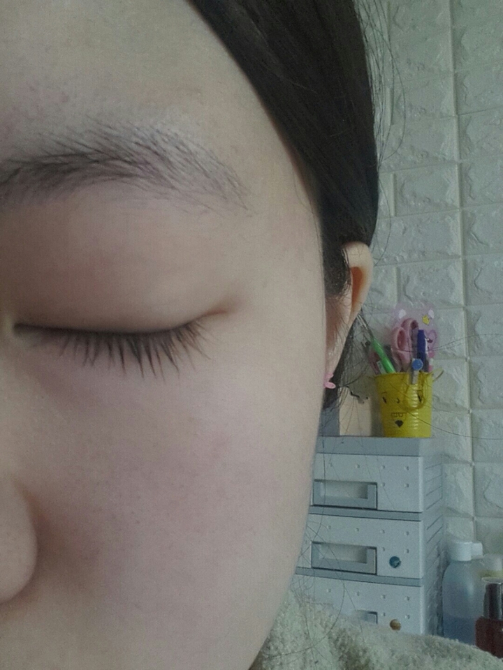 가운데부분이 좀 더 짙어지고 길어진거 같지 않나요??
일주일만에 효과를 톡톡히 봣어요!!
대신에 꾸준히 발라주셔야 되요~~ 이제 잘 빠지지도 않고 뷰러하면 컬링도 잘 된답니다~~><