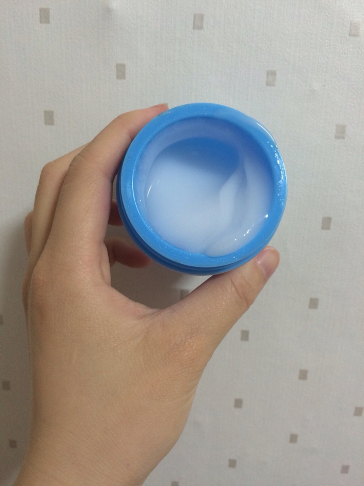 제품은 이런 느낌! 젤리같은 형태에요 수분크림인데